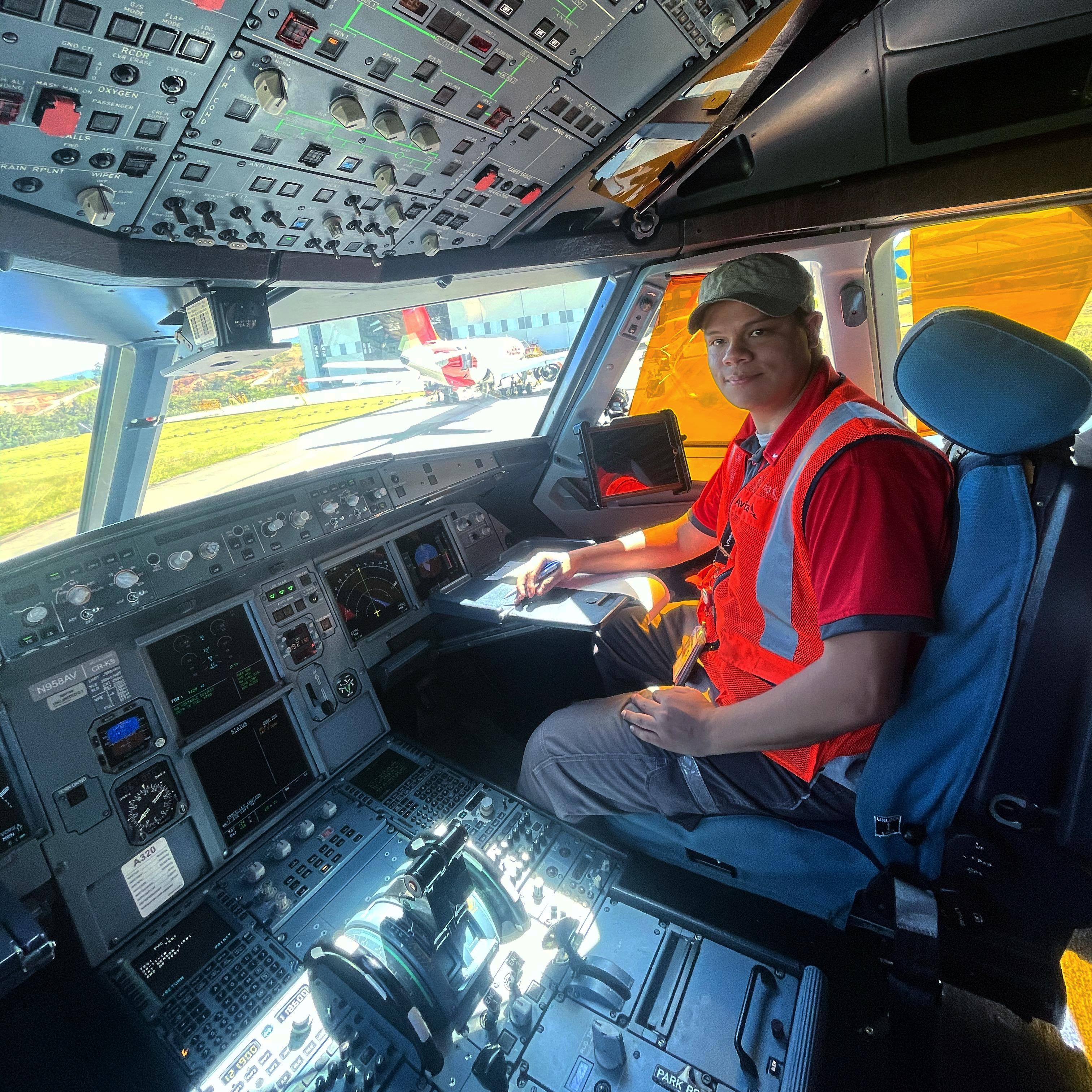 Angel Ludeña en cabina A320 Avianca
